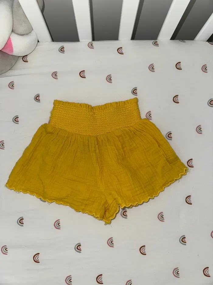 Short jaune - photo numéro 2
