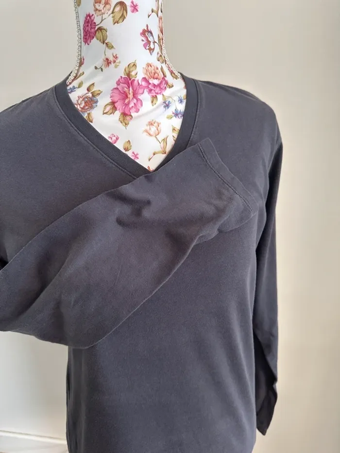 T-shirt Uniqlo gris foncé - photo numéro 2