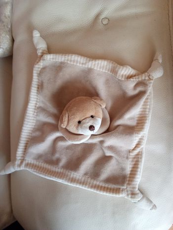 Prix Non Négociable doudou peluche ourson ours vintage Maxita Playkids carré noeuds extrémités tête au centre / milieu beige marron clair crème blanc  blanche col  contour rayé  rayures