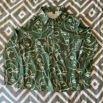 chemise verte avec illustration
