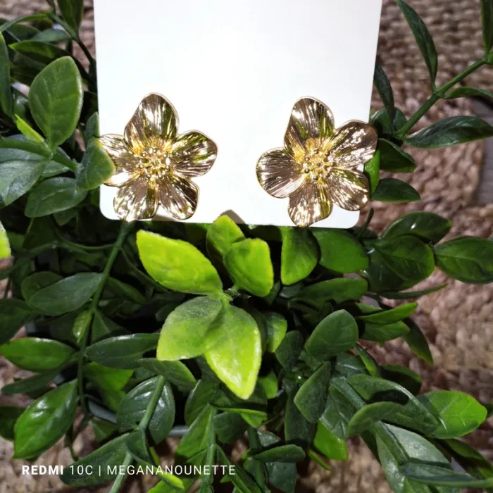 🌸 Boucles d’Oreilles Fleuries Dorées – Chez Madé – Neuves – Poussoirs Transparente – Style Raffiné