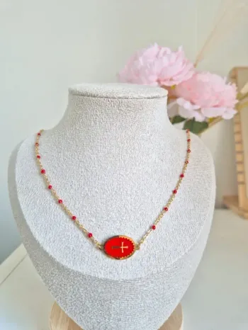 Collier style gigi dorée en acier inoxydable
🌸 perles résines rouges avec médaille croix