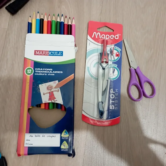 Lot fournitures scolaires sac, trousse, cahier de texte, ardoise, crayon de couleur, compas, ciseaux - photo numéro 5