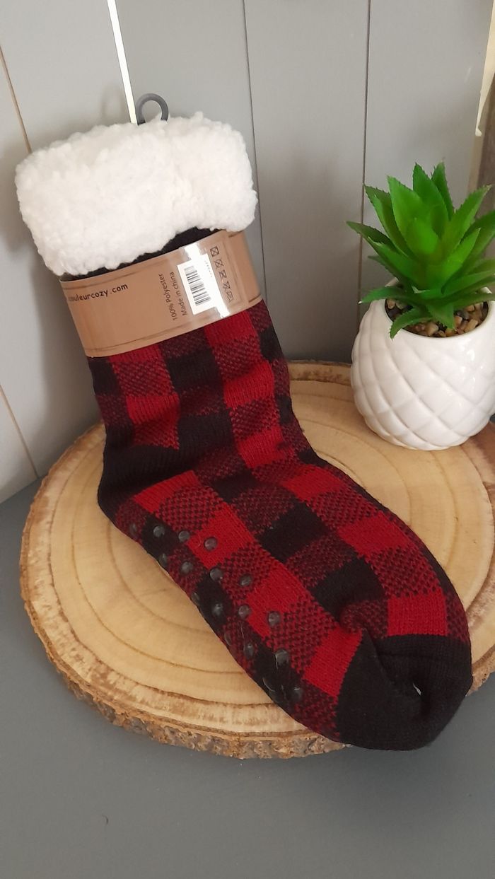 Chaussettes fourrées neuves anti derapantes - photo numéro 2