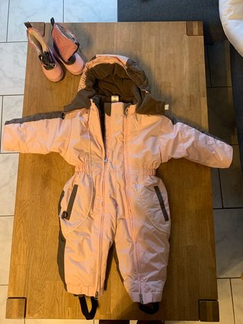Lot de combinaison et bottes de ski bébé
