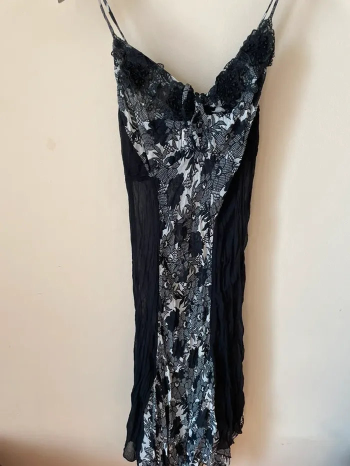 Robe noire et blanche
