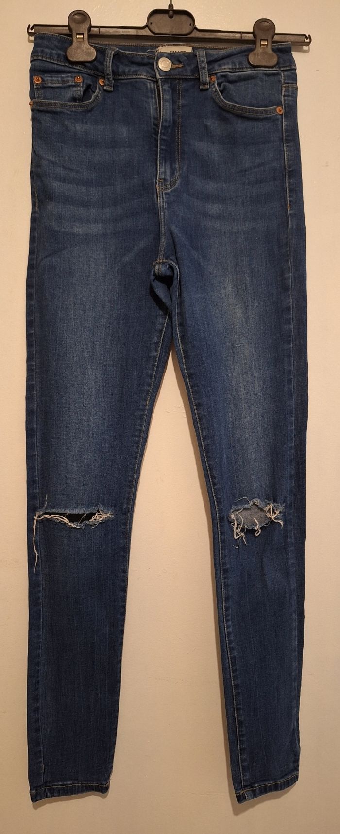Jean bleu élasthanne à genoux troués