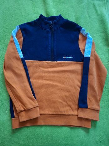Pull bleu marine blan et orange, col remonté 