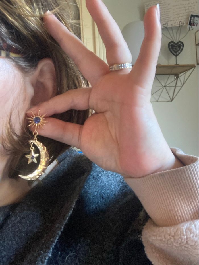 Boucles d’oreilles pendantes NEUVES pour femme forme de lune couleur doré - photo numéro 3