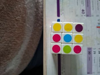 Cube en plastique multiple couleur