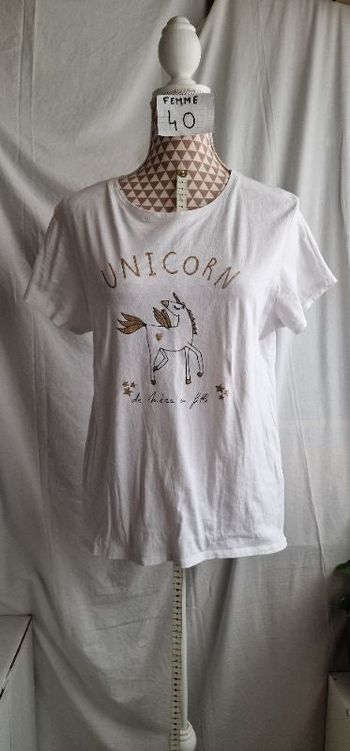 Tee-shirt, blanc, avec motif "licorne " doré, en très très bon état, en coton, longueur 60cm