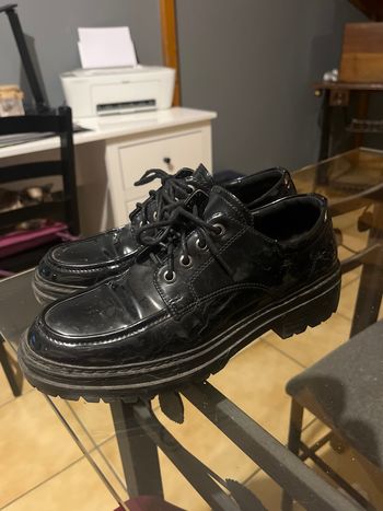 Chaussures vernies à lacets