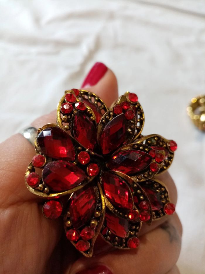 Superbe bague fantaisie fleur rouge