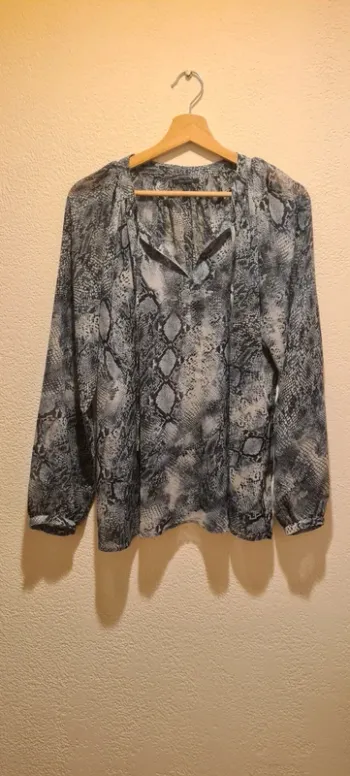 Blouse bleu motif serpent IKKS