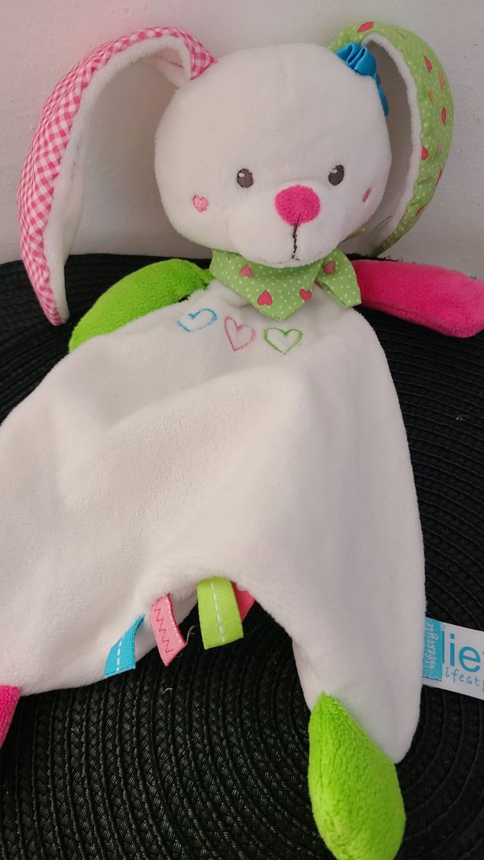 Doudou plat lapin LIEF ! blanc rose vert bleu coeur 28 cm
