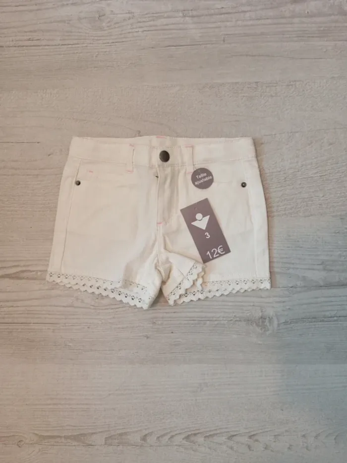 Short court fille 3 ans Neuf