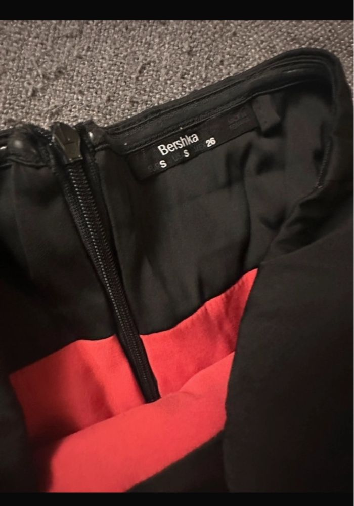 Robe de soirée en satin rose et noire évasée - photo numéro 3