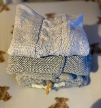 Lot de 2 manteaux + 1 gigoteuse tricotée