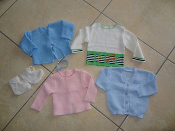 Lot pulls rétros  0/3 mois et chaussons