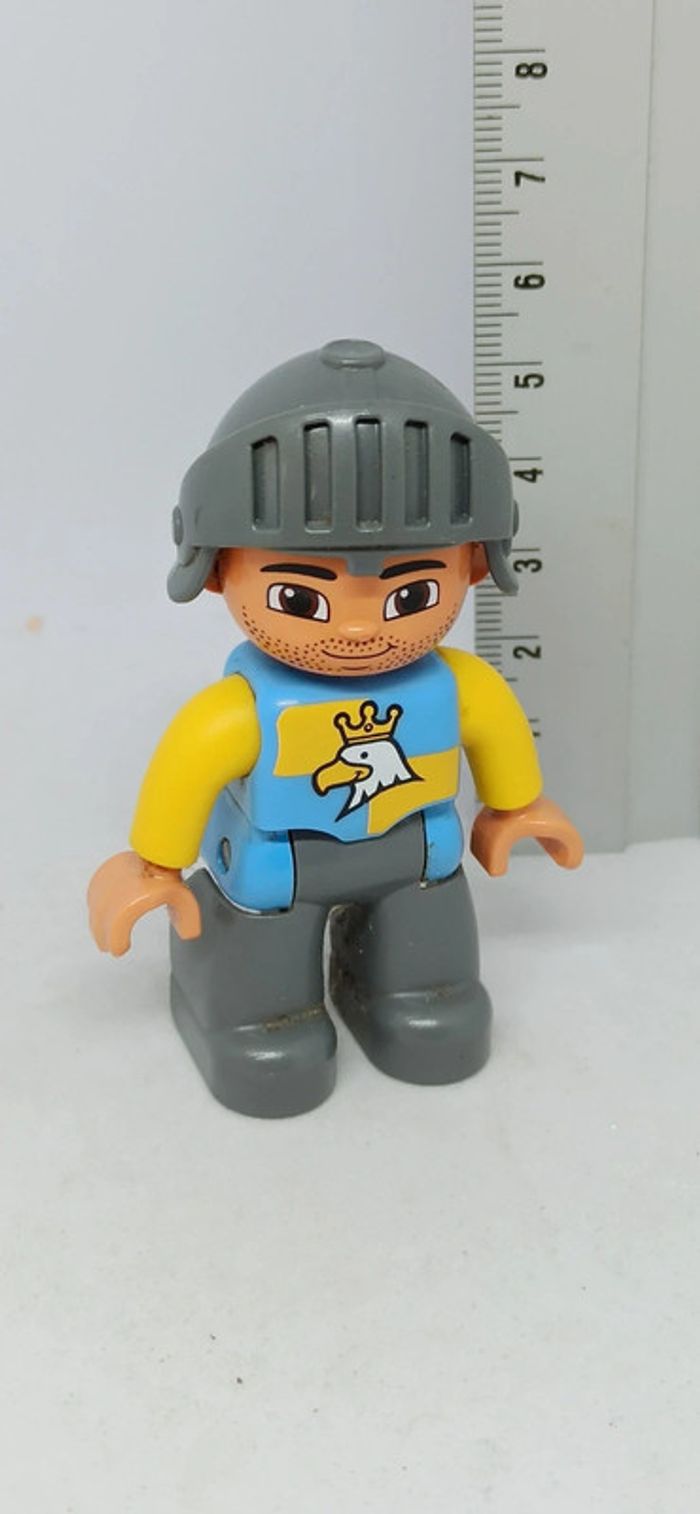 Homme chevalier haut jaune et bleu motif aigle lego duplo