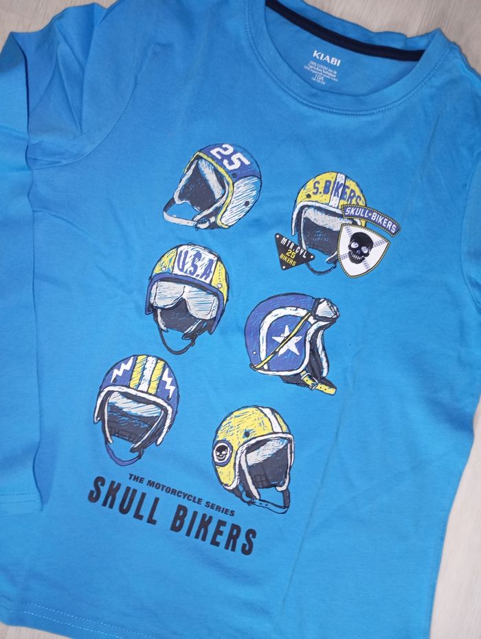 Tee-shirt bleu motif casques de baseball  Kiabi 
T. 10 ans 
NEUF - photo numéro 2