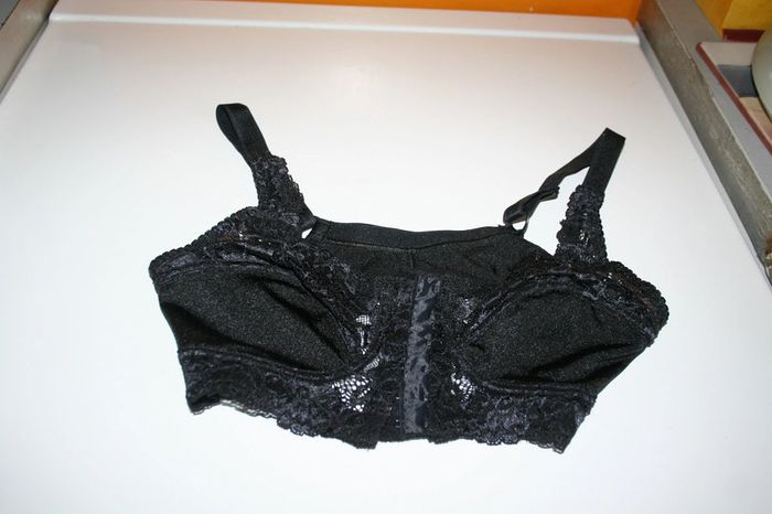 🌸Soutien gorge à dentelle noire  90 B  Blanche porte " Neuf avec étiquette  🌸 - photo numéro 2