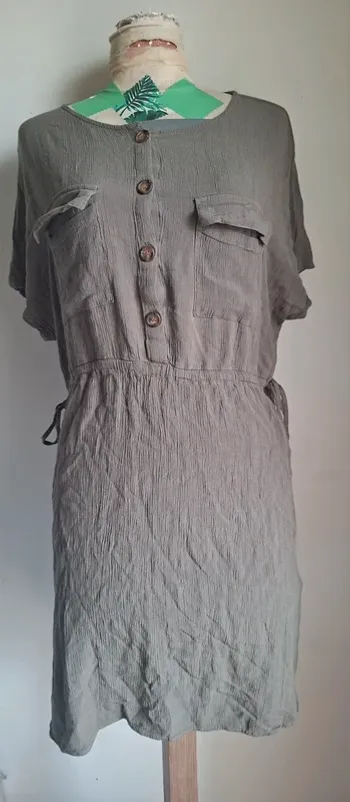Robe Primark kaki, neuve, taille 44 - légère et fluide avec cordon ajustable