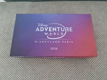 Coffret pins nametag cast member adventure world disneyland