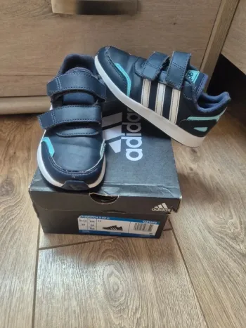 Chaussures baskets adidas néo switch bleu pointure 28 en très bon état