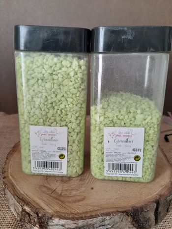 Lot de deux pots de gravillons vert pour décoration