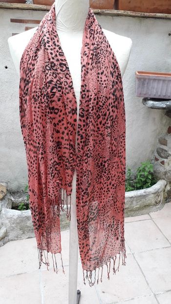 Foulard vieux rose tacheté de noir