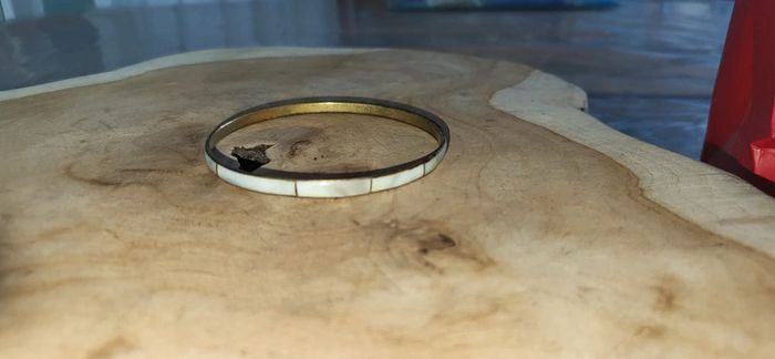 Bracelet années 70 / 80
en laiton doré et nacre