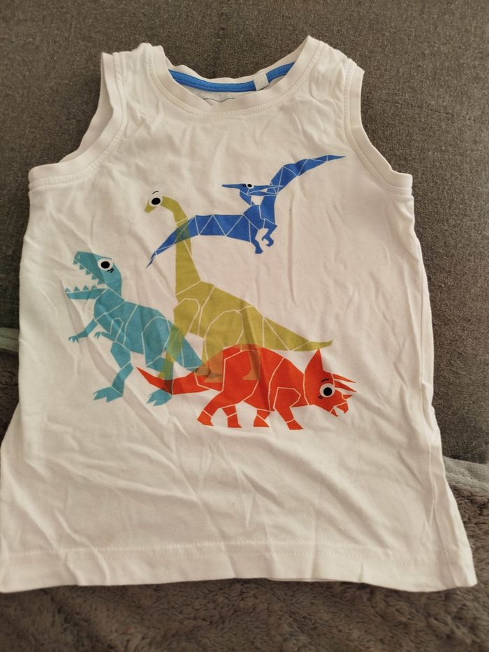T-shirt debardeur blanc motifs dinosaures. 104 cm . C& A . Très bon état