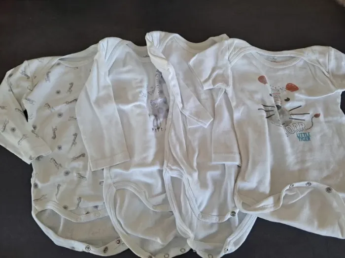 lot de 4 bodies 18 mois