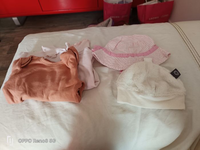 Lot de vêtements pour bébé fille 0 à 3 mois. - photo numéro 2