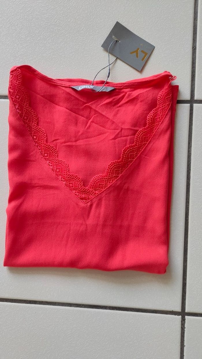 blouse / haut rouge avec bord dentelles ONLY taille 36 NEUVE avec étiquette - photo numéro 10