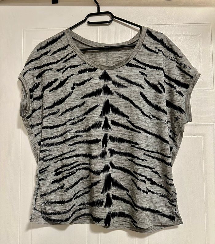 Tee shirt gris zébré taille M/L - photo numéro 2