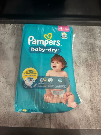Couche Pampers taille 4