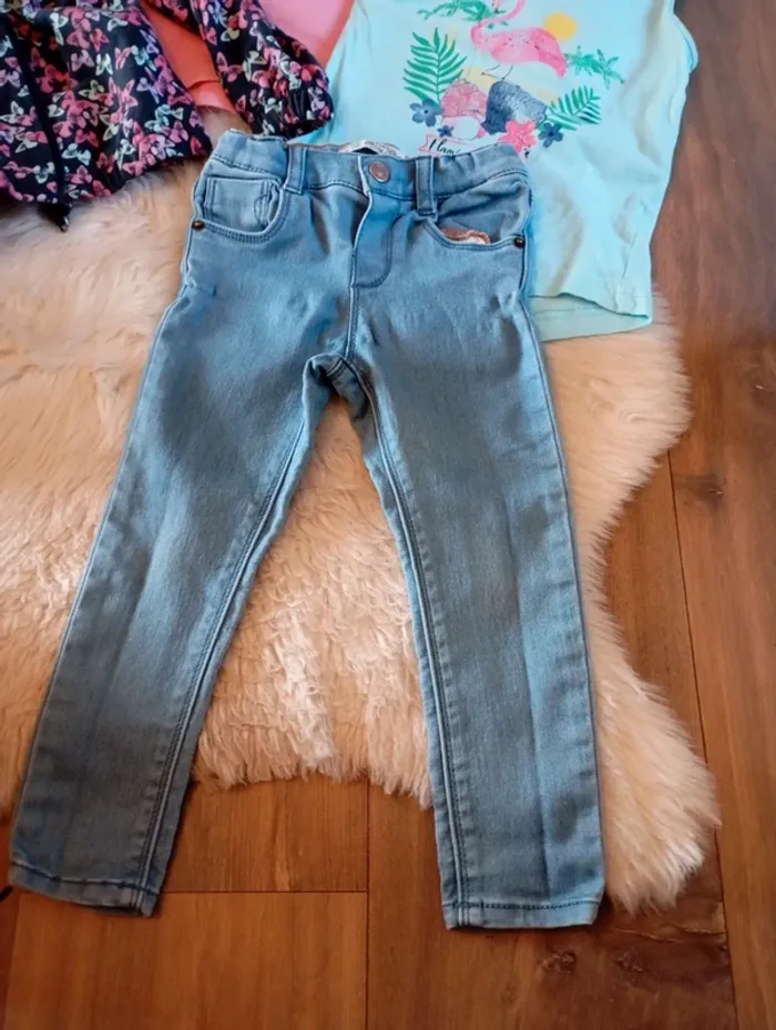 Gros Lot fille 2/3 ans 💗 jean Zara + debardeurs Primark + basket Skechers +  veste sans marque - photo numéro 7
