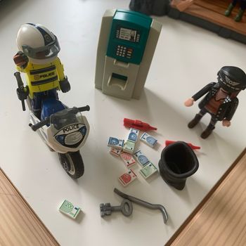 Policier avec moto et voleur 70572