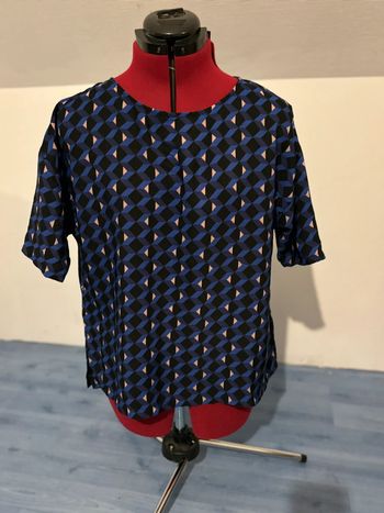 Blouse bleue à motifs géométriques