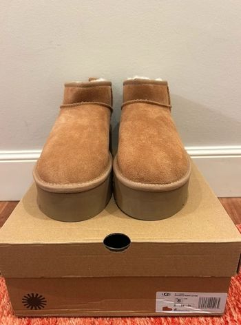 Bottes de neige courtes à talons hauts UGG, pointure 38