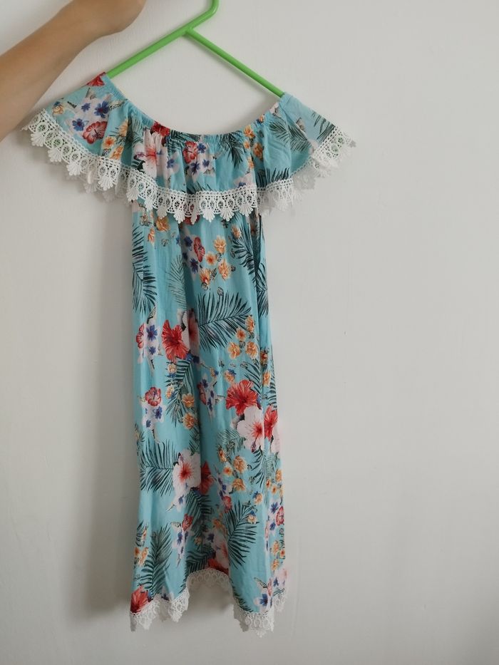 Robe bleue avec fleurs