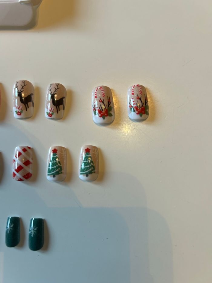 Lot 24 press on nails / faux-ongles 💅🏻 thème et motifs Noël - photo numéro 7