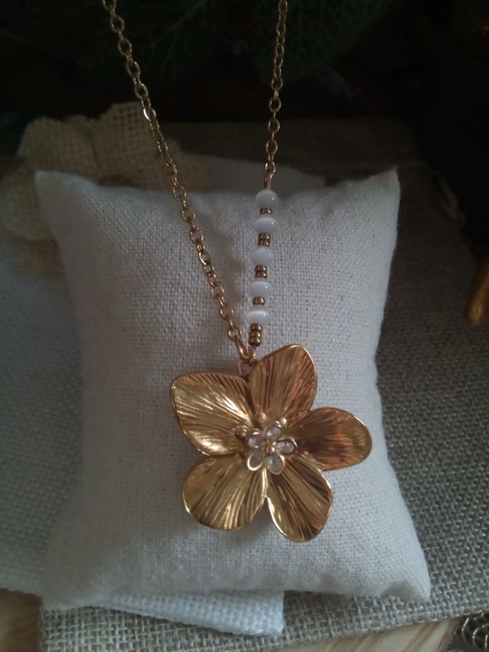 Collier fleur bohème avec pierres de sélénite de sélénite