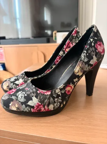 Escarpins fleuris 39 – talons élégants – imprimé floral – TBE