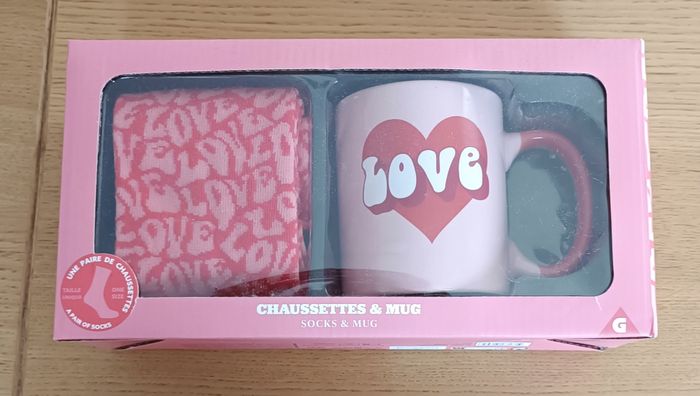 Coffret cadeau mug faïence LOVE et 1 paire de chaussettes assorties femme 36/37 - photo numéro 2