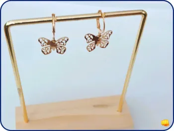 Boucles d’oreilles créoles dorées – Papillon délicat