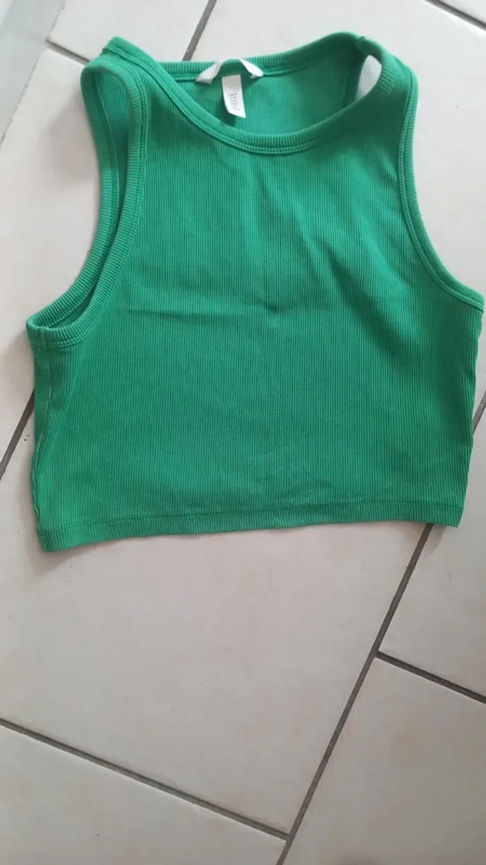 Tee shirt crop top taille m sans manches h&M