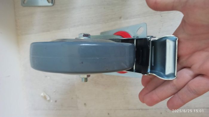 8 grosses roues pivotantes avec freins - photo numéro 6